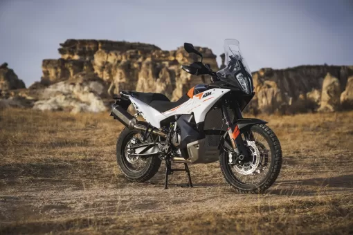 ktm-790-adventure-action-3-4jf8vdncmr.jpg