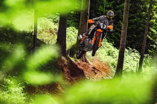 ktm-adventure-890r-action-1-89ml3ldky0.jpg