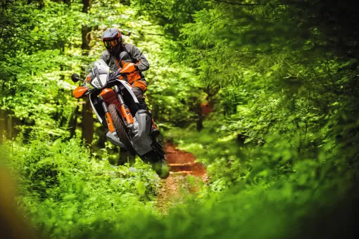 ktm-adventure-890r-action-2-virlq7pwca.jpg