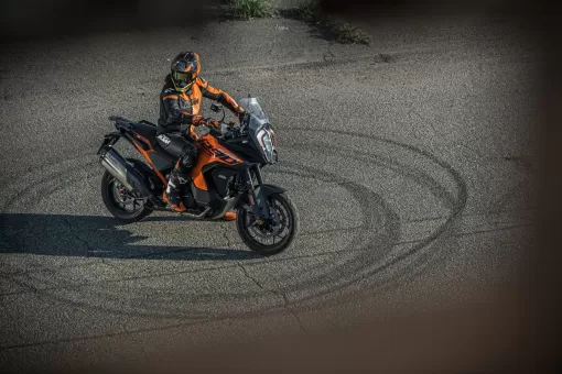 ktm-1290-super-adventure-action-1-hjmt9twq3a.jpg