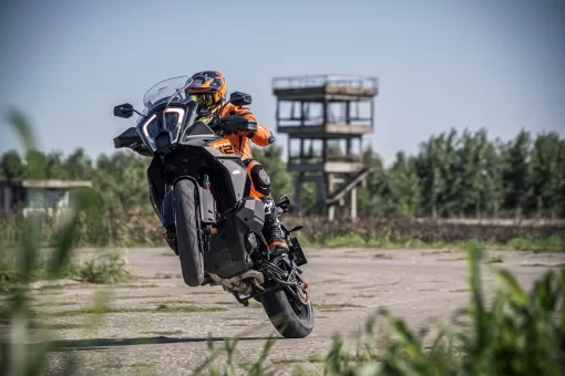 ktm-1290-super-adventure-action-3-qexu8xdicb.jpg