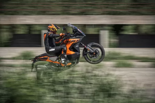 ktm-1290-super-adventure-action-4-k2b1j5eum6.jpg