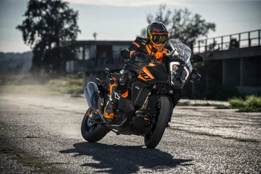 ktm-1290-super-adventure-action-6-lsdp62teuc.jpg