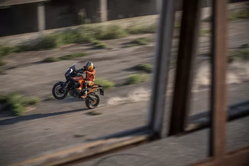 ktm-1290-super-adventure-action-7-jfpivyoh8m.jpg