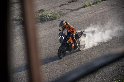 ktm-1290-super-adventure-action-8-myq9cdtjam.jpg