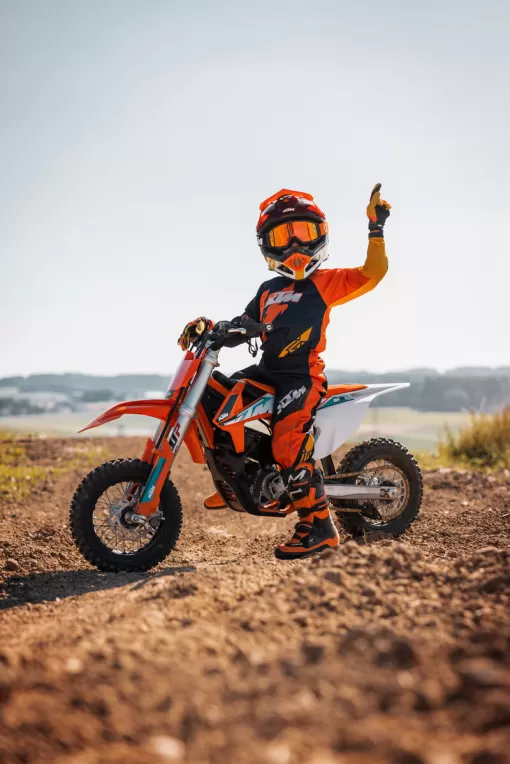 ktm-emini-range-sxe3-action-2-g34ujvqxwk.jpg