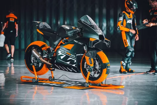 ktm-rc8c-revised-action-1-0vhxcvlhzy.jpg