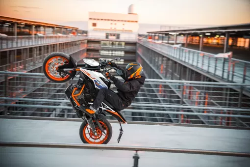 ktm-street-range-colour-update-action-1-gcqhnplirl.jpg