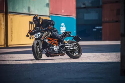 ktm-street-range-colour-update-action-2-dkhc7qoexm.jpg