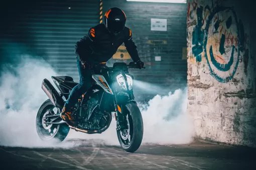 ktm-street-range-colour-update-action-4-lt5dwzh4yx.jpg