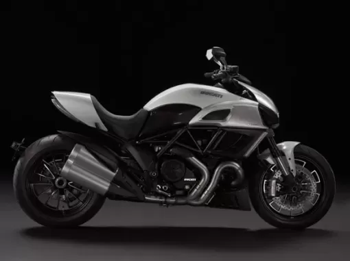 2011-diavel-uc526120-preview.jpg